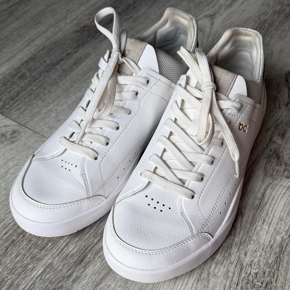 On Running Women’s The Rodger Sneaker in White - Picture 1 of 9